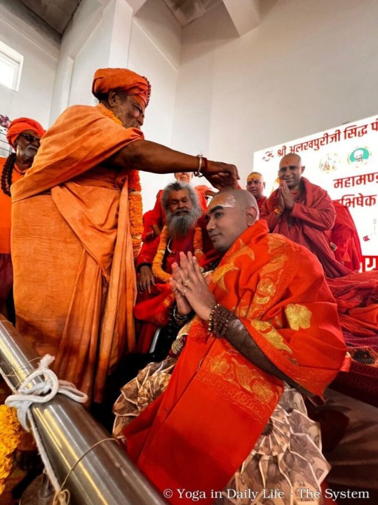 7.5._vishwaguruji_blessing_swami_avatar_puriji_wm